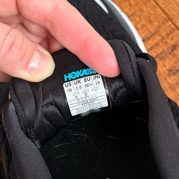 Hoka One One Clifton 8 Running Shoes Women’s Size 7B Black/White - Picture 10 of 10